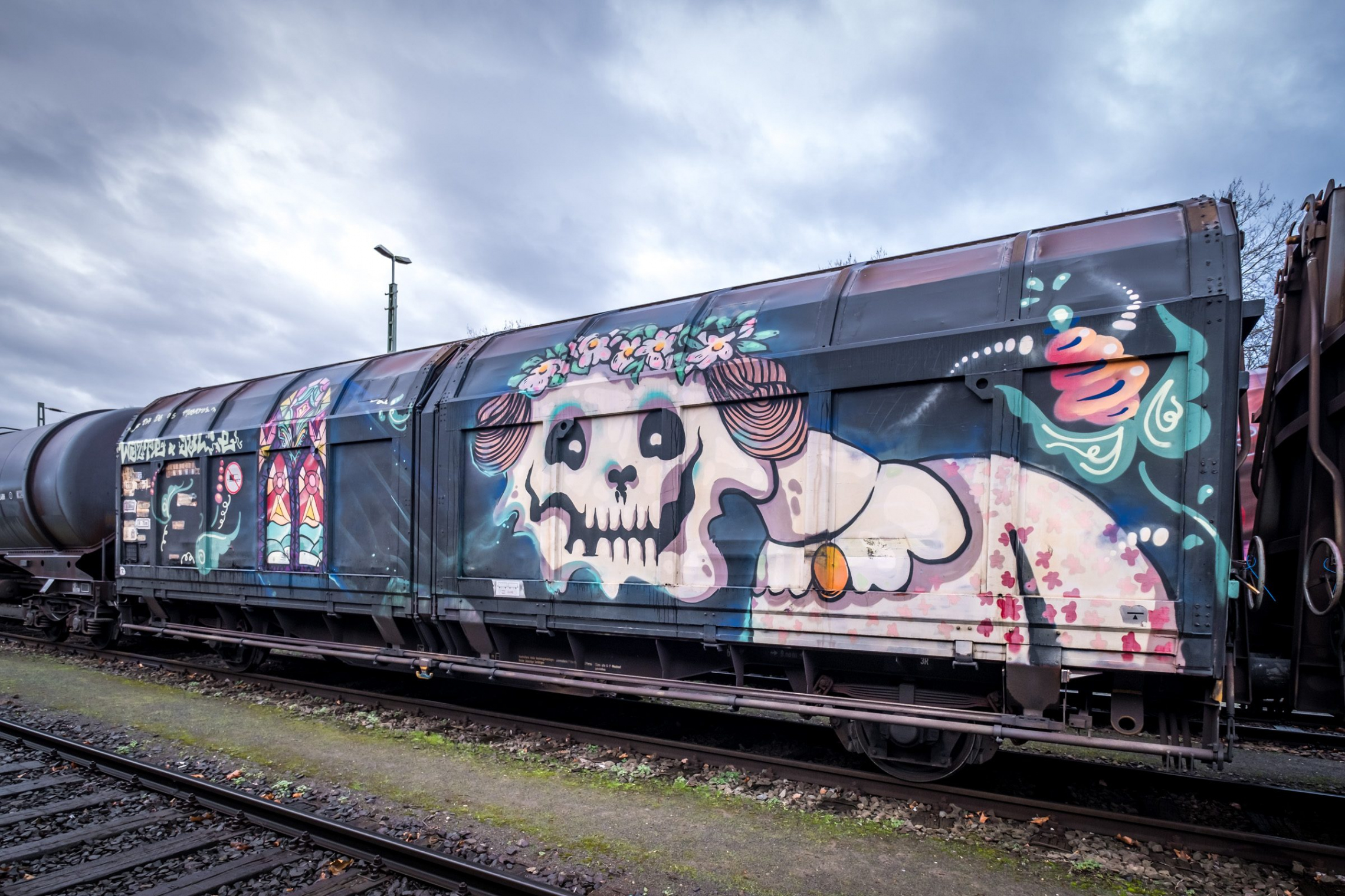 Graffiti on freight trains in Cologne-Kalk  URBANPRESENTS