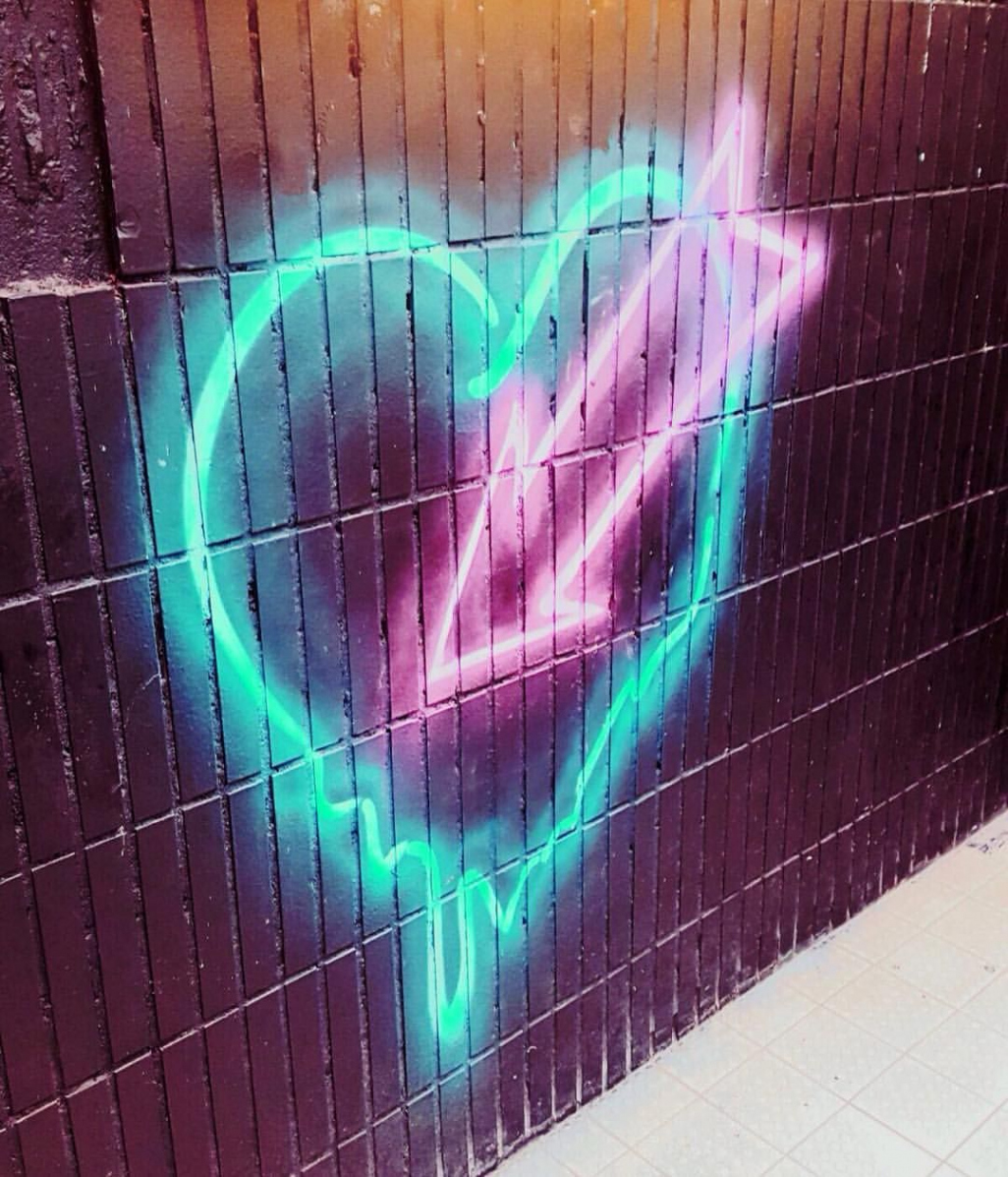 Neon heart #graffiti  Graffiti, The dreamers, Facade