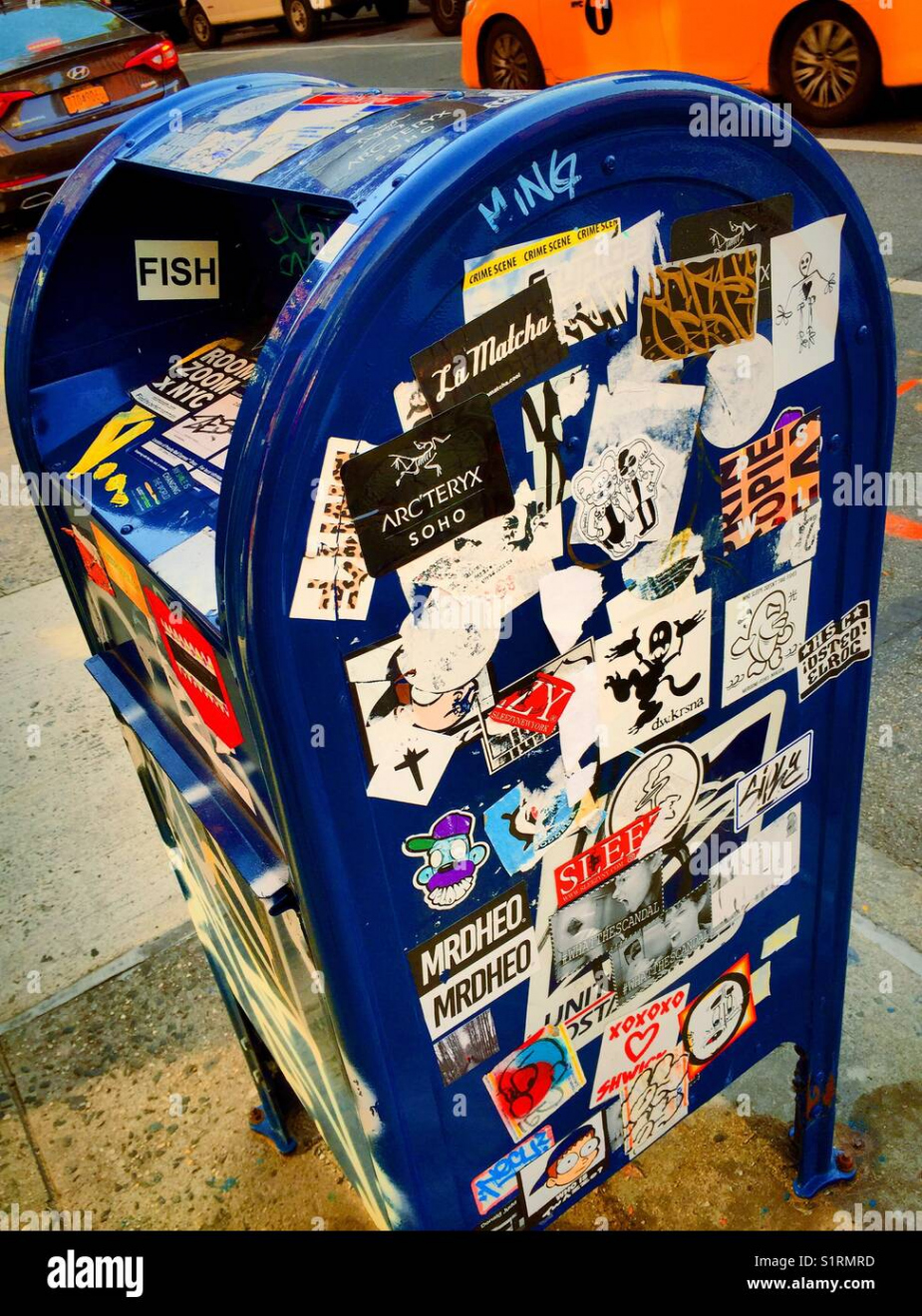 USPS Mailbox in Graffiti Aufkleber bedeckt, New York City, USA