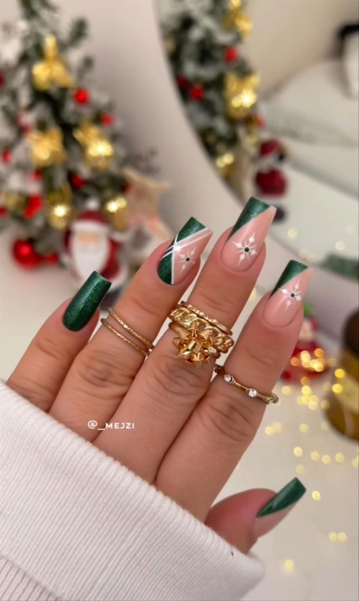 Beautiful Christmas nails inspiration for Winter mani! - Lily