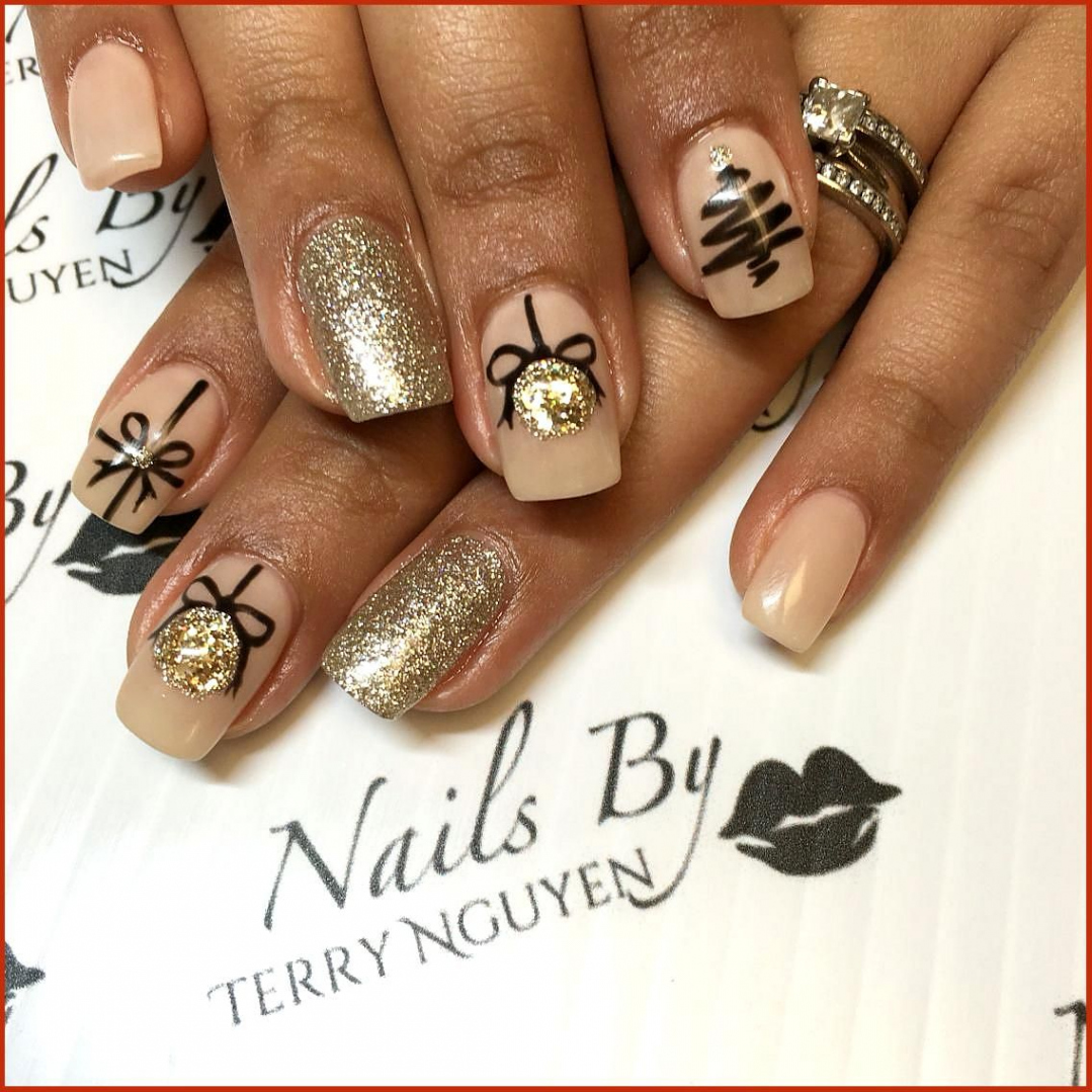 Black and gold Christmas nails  Christmas nails, Christmas nails