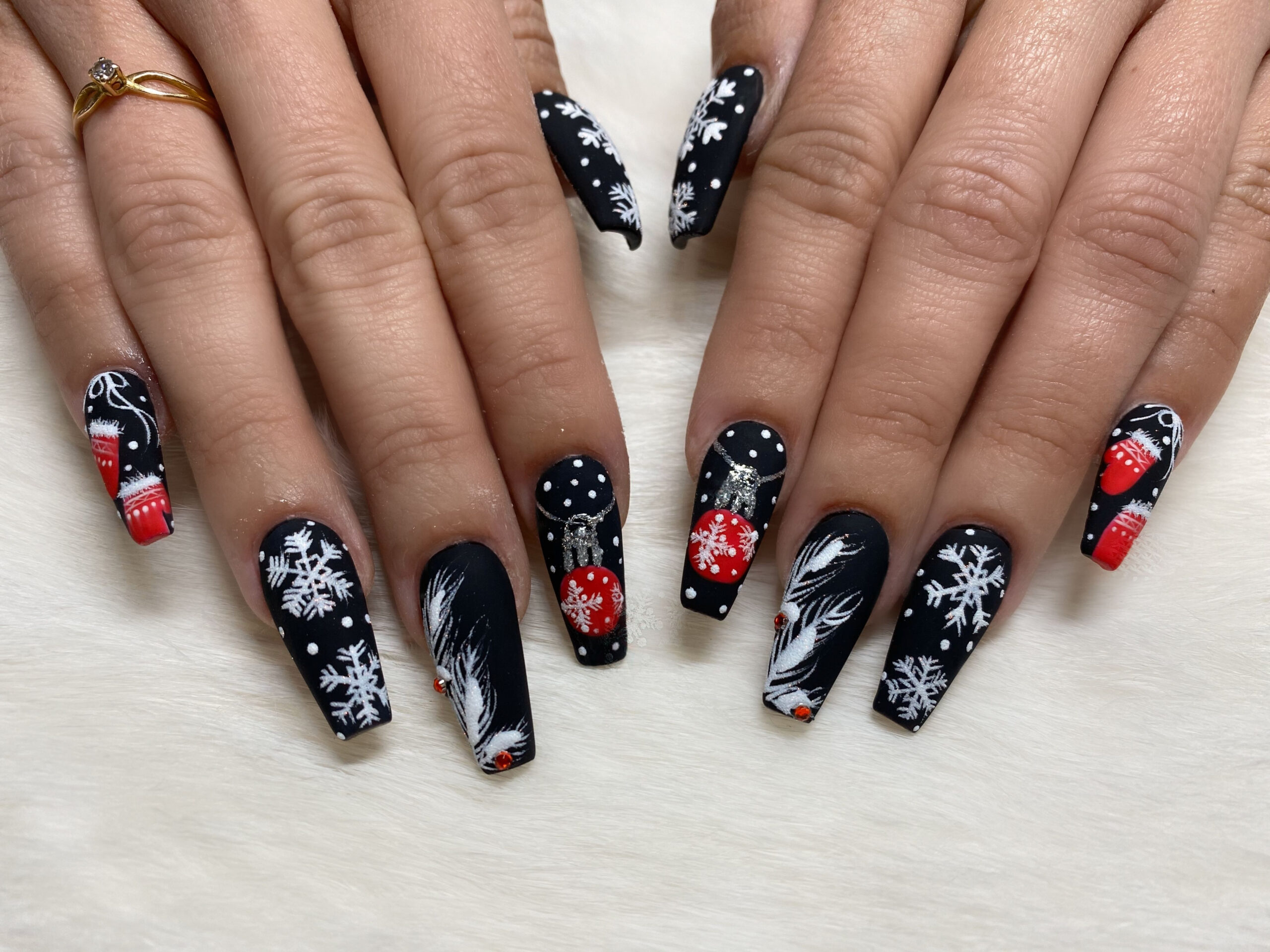 Black Christmas nails  Christmas nails, Xmas nails, Christmas