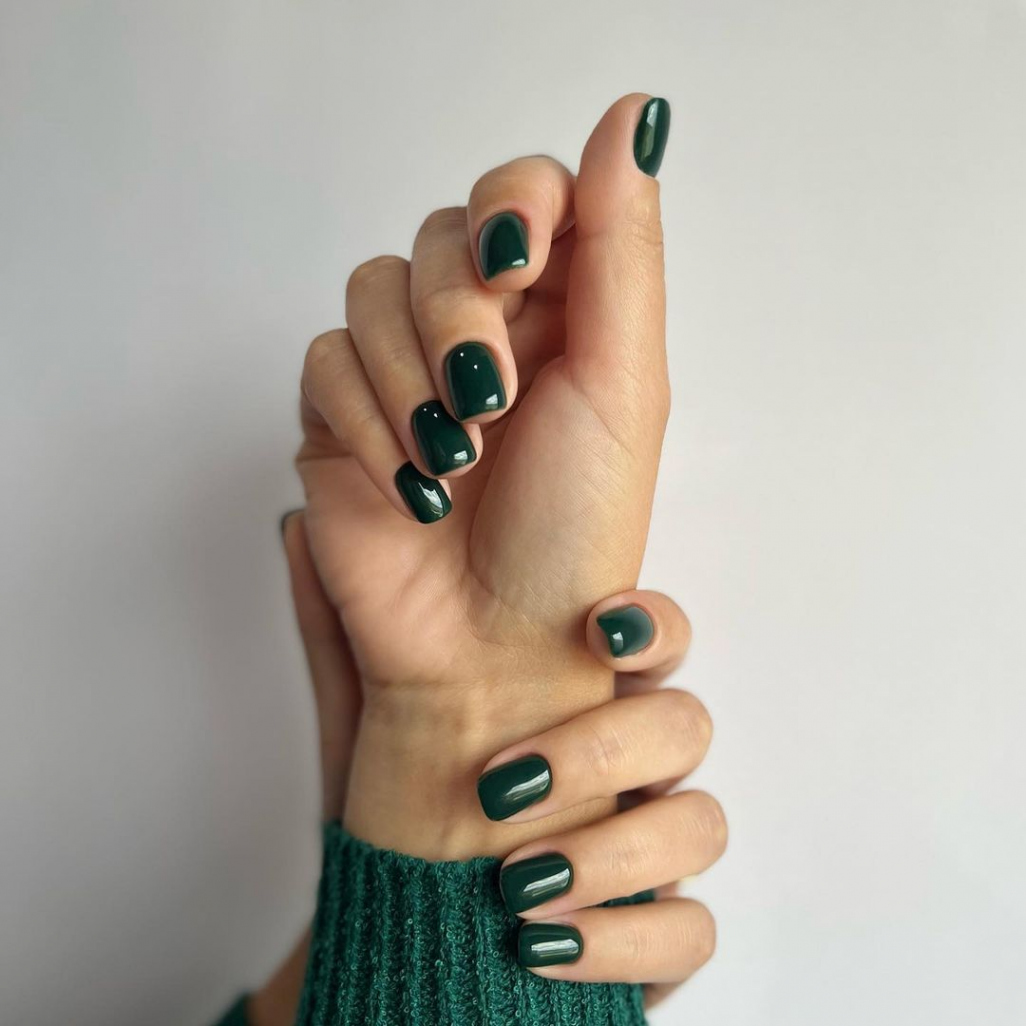 Christmas Nail Colors to Try This Season