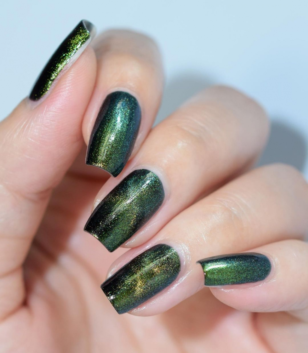 Christmas Nail Colors to Try This Season