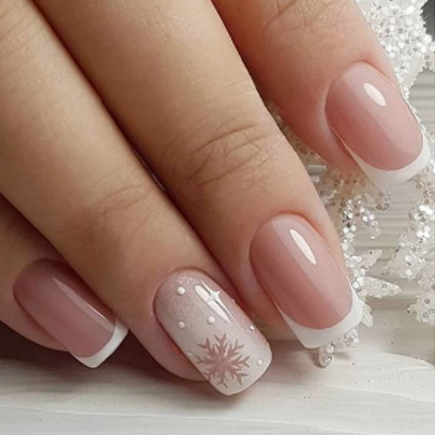 Christmas Press on Nails Short Square Fake Nails French Tip Acrylic Nails  Cute White Snowflake Full Cover Stick on Nails Xmas Manicure Decorations