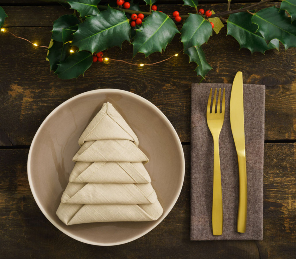 Christmas Tree Napkin Folding Tutorial – Hugo