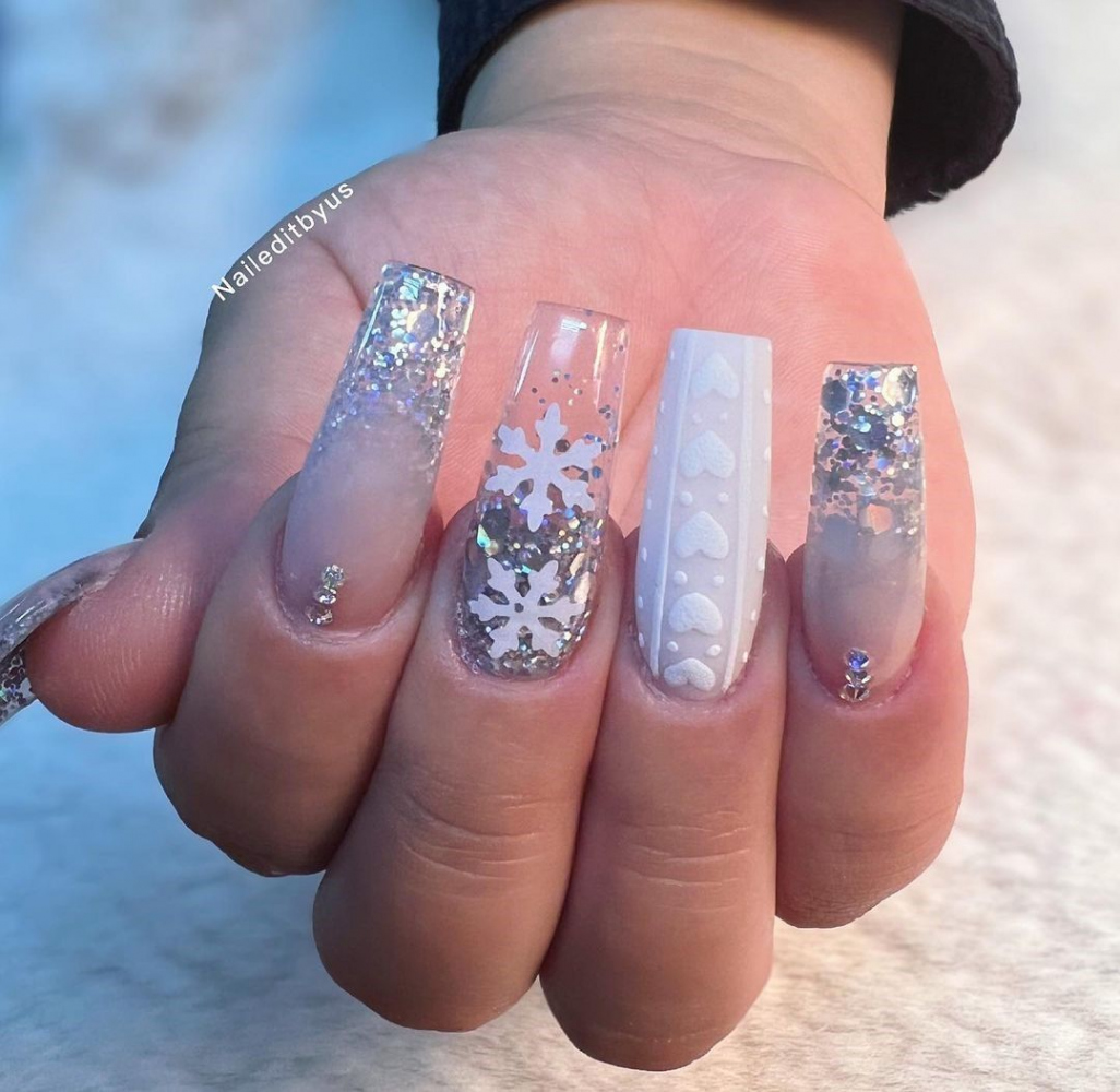 Elegant Christmas Acrylic Nail Design Ideas  in