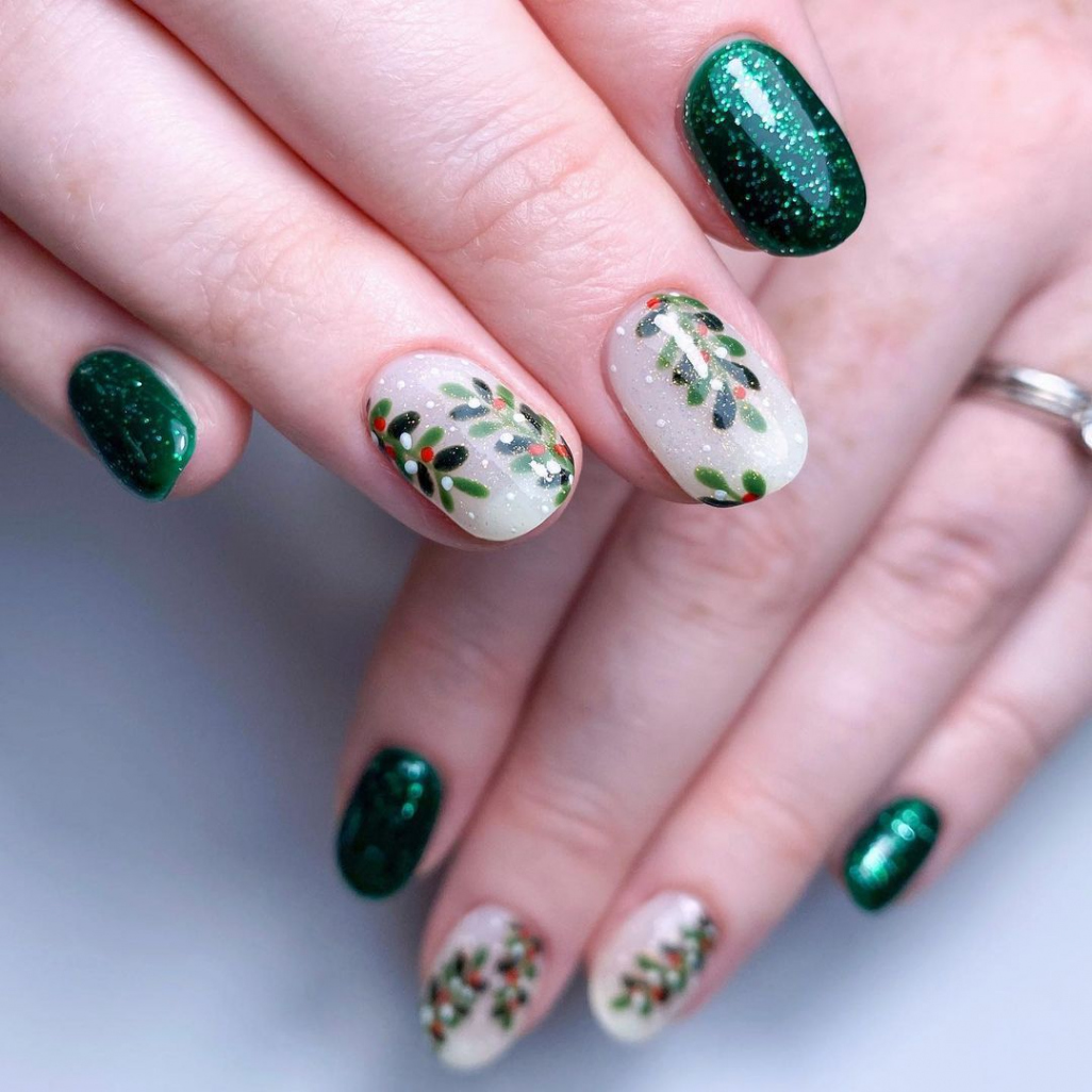 Elegant Christmas Nail Designs for Celebrating This Season