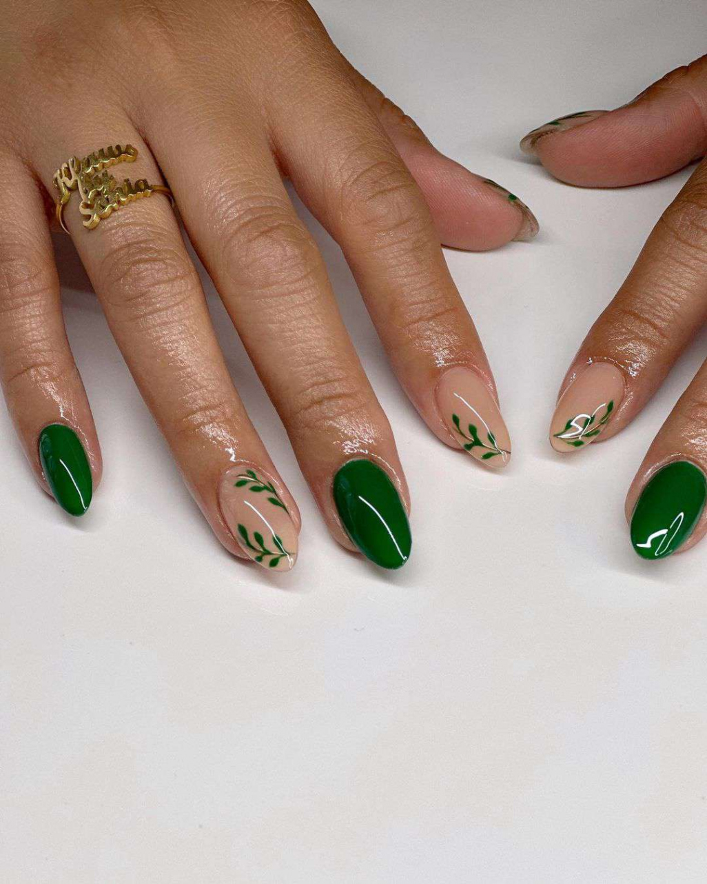 Elegant Christmas Nail Designs for Celebrating This Season