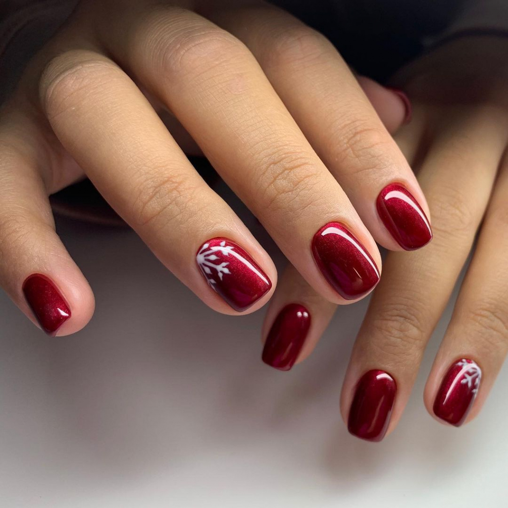 Elegant Christmas Nail Designs for Celebrating This Season