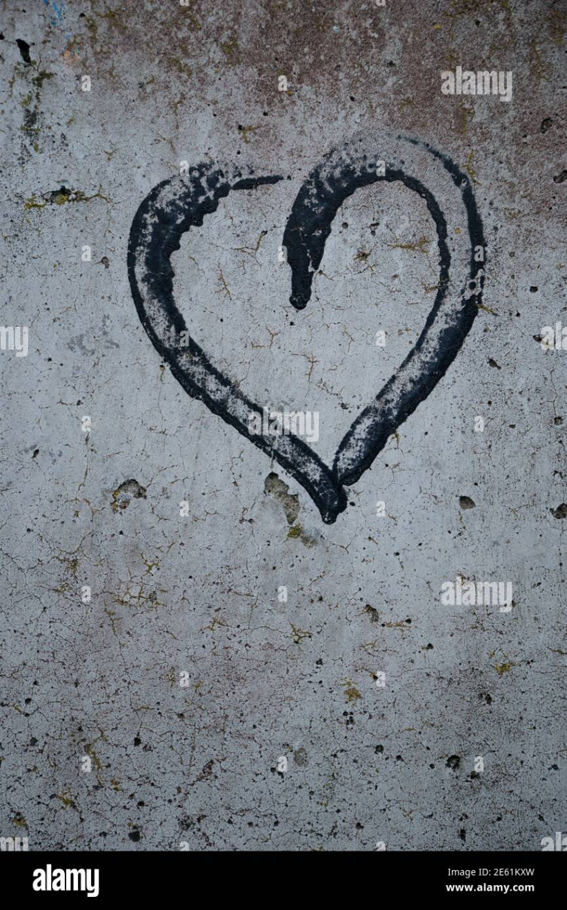 Graffiti heart on wall Stock Photo - Alamy