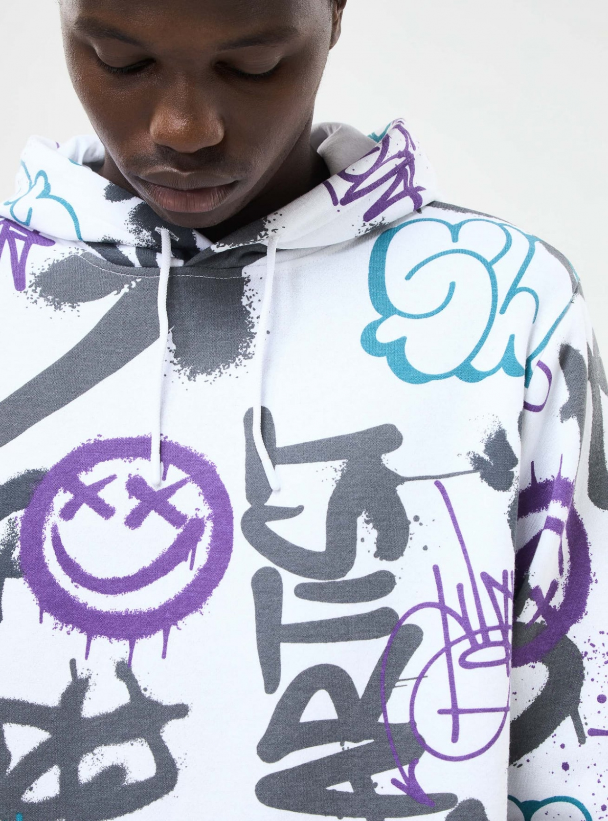 Hoodie mit Graffiti-Print var optisch weiß  Terranova