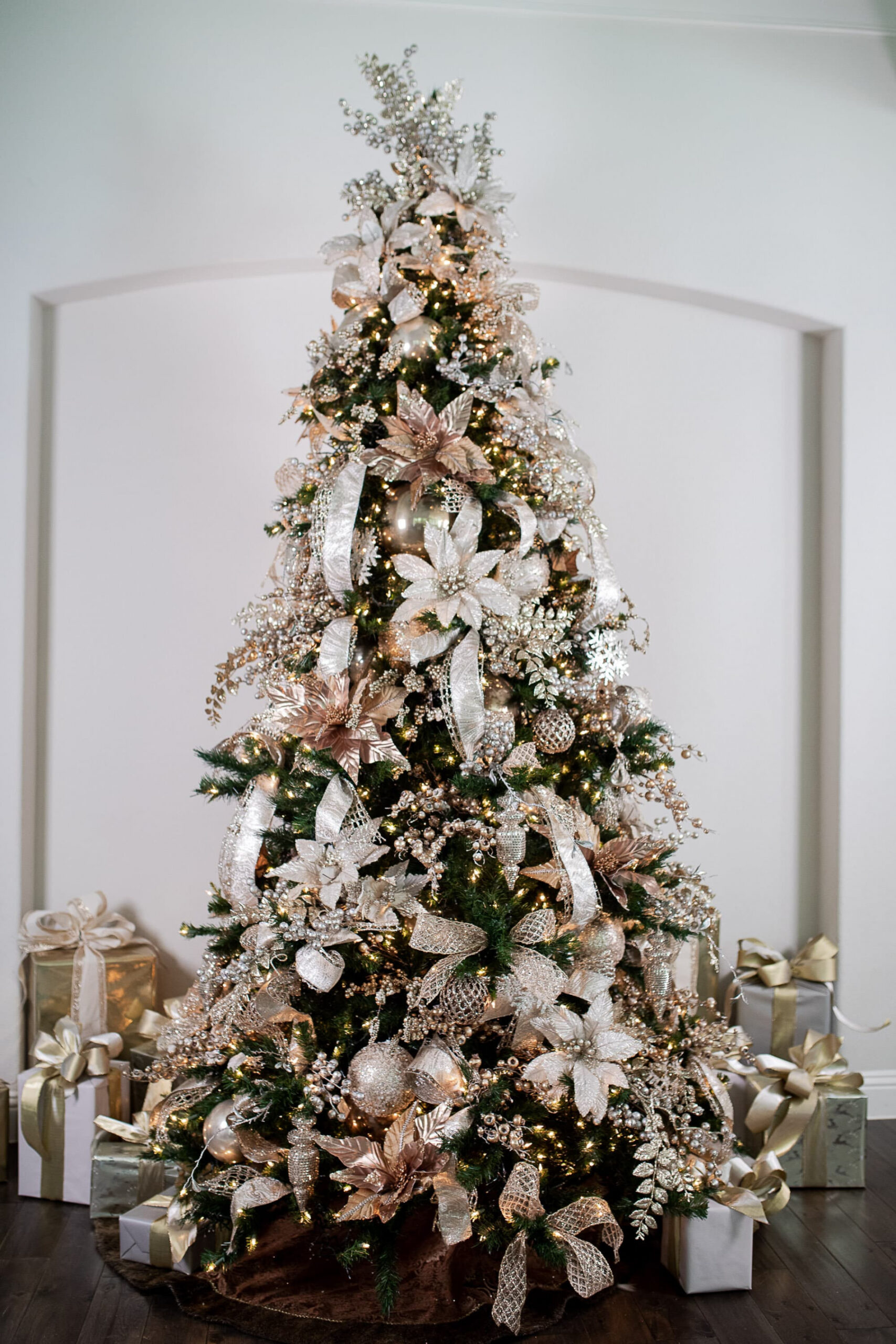 How To Theme Your Christmas Tree - Decorator