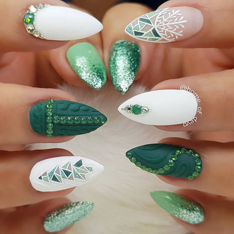 Outstanding Christmas Nail Designs to Celebrate This Year