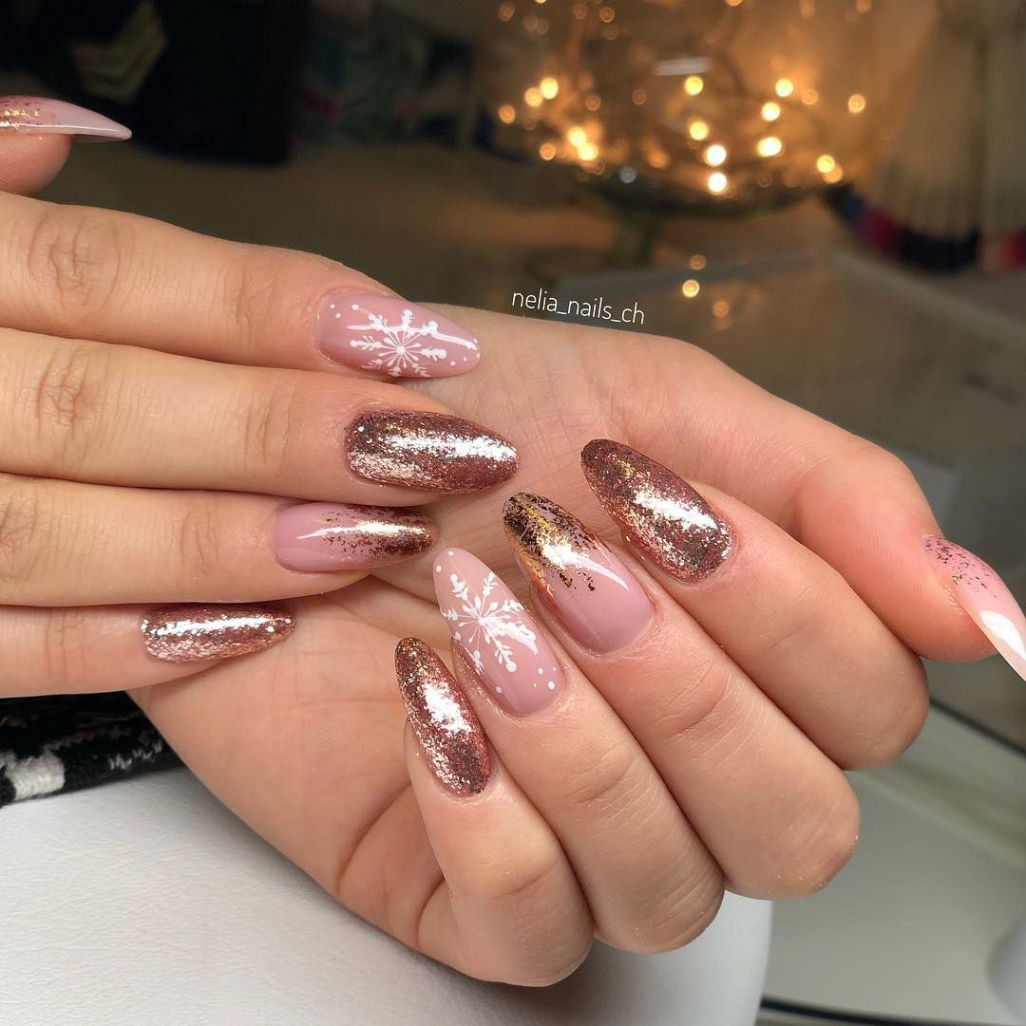 Pink and gold Christmas nails  Christmas nails, Gel nails, Xmas nails