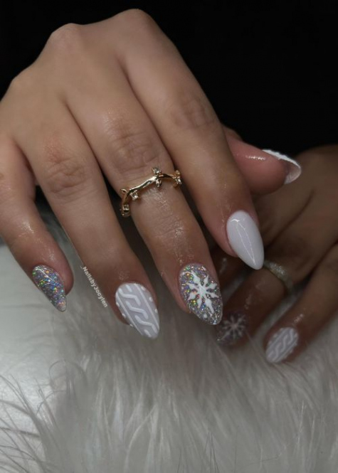 White Christmas Nail Ideas